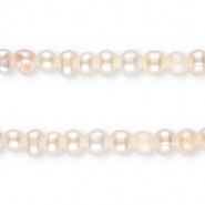 TQ Freshwater pearls round 4mm Natural White