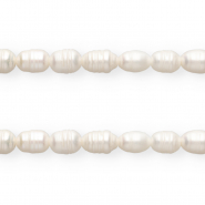 TQ Freshwater pearls oval 9-10mm Natural White