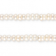 TQ Freshwater pearls flat round 4x5mm Natural White