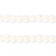 Imperfect freshwater pearls round Natural White