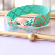Handmade jewellery: Summery bracelets with cowrie shells and elastic ribbon ♡ DIY