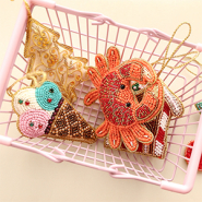 Inspirational Sets Decorate your Christmas collection with trendy charms