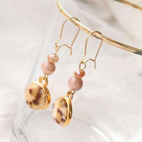 Fluffy jewellery with faux fur cabochons, faceted beads, wooden beads, settings and Cuoio bracelets