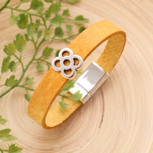 Read here how to create bracelets with our new collection DQ leather flat