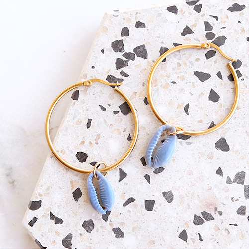 Create colourful jewellery with cowrie shells and this is how you wear hair accessories: