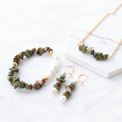 Amazing earrings, bracelets and necklaces of chips stone beads