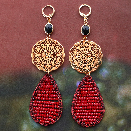 Make beautiful earrings in wintery colors with these facet pendants