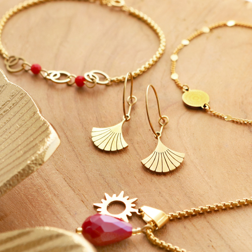 You can create this stylish jewellery with the new stainless steel charms: