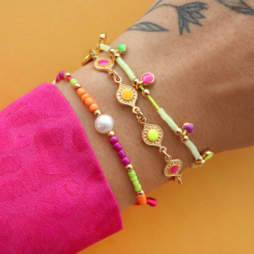 Create jewellery with neon trend items