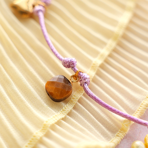 Design trendy necklaces with natural stone charms