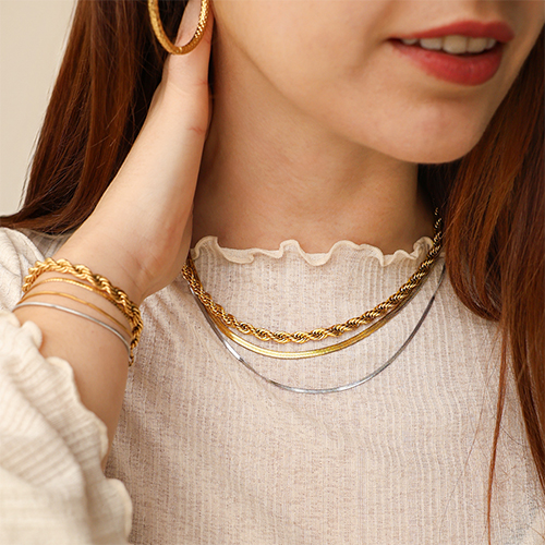 Combine stainless steel necklaces and bracelets