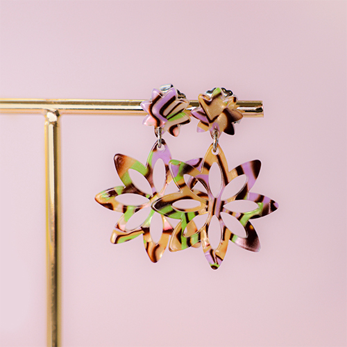 Create a summer collection with resin and stainless steel pendants