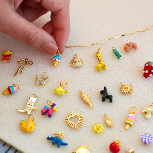 How to make cheerful jewellery with metal charms with enamel