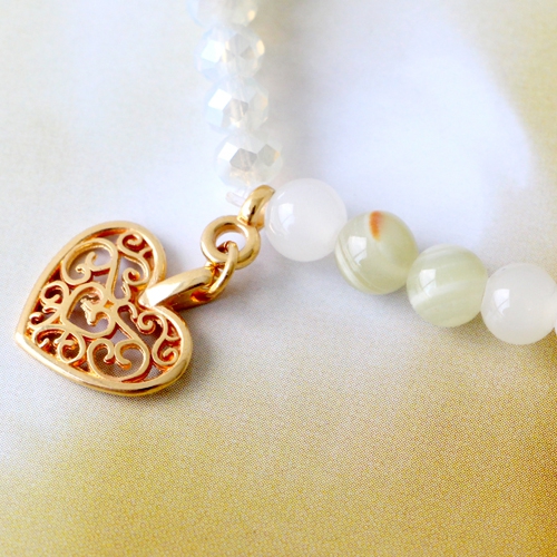 With these natural jade stone  beads you can make beautiful bracelets in trendy spring colours