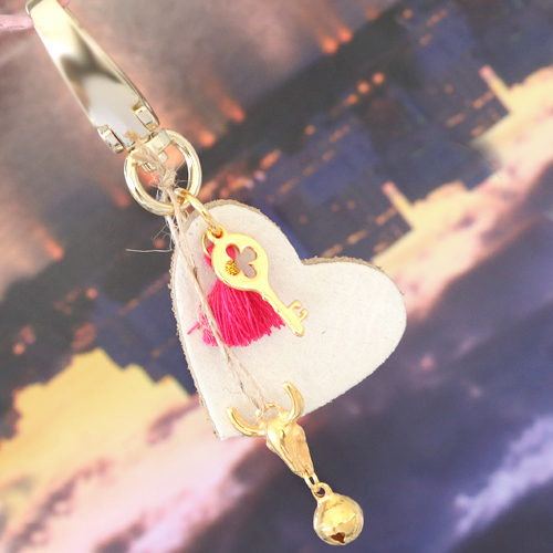 Nice Designer Quality heart - or star shaped leather keychains in a trendy fall look 