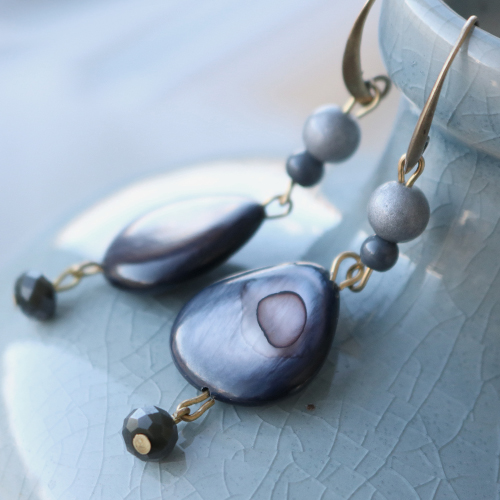 Go for a striking winter look with our shell beads in gorgeous colours and different shapes!