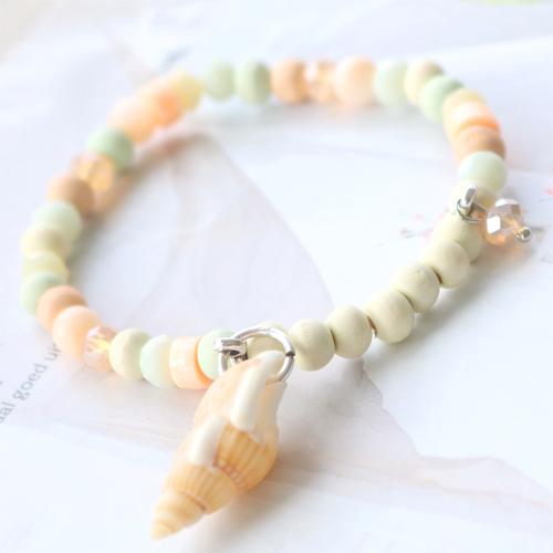 With our new wooden beads in fresh colours you can create the best jewellery with marvelous details.