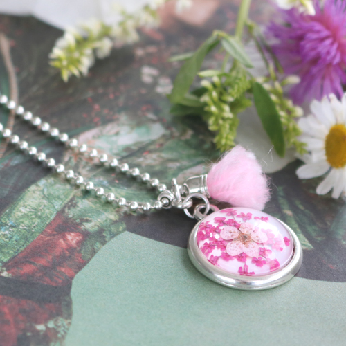 Cabochons with dried flowers brighten up your piece of jewellery and you as well!