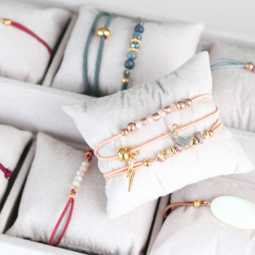 These bracelets are so cute! Get inspired by the most beautiful creations with coloured elastic cord!