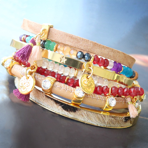 Subtle, colourful and trendy spring jewellery with pretty details 
