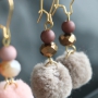 Create a &ldquo;wow&rdquo; effect with these sparkling earrings with faceted beads, pompoms and golden DQ metal findings.